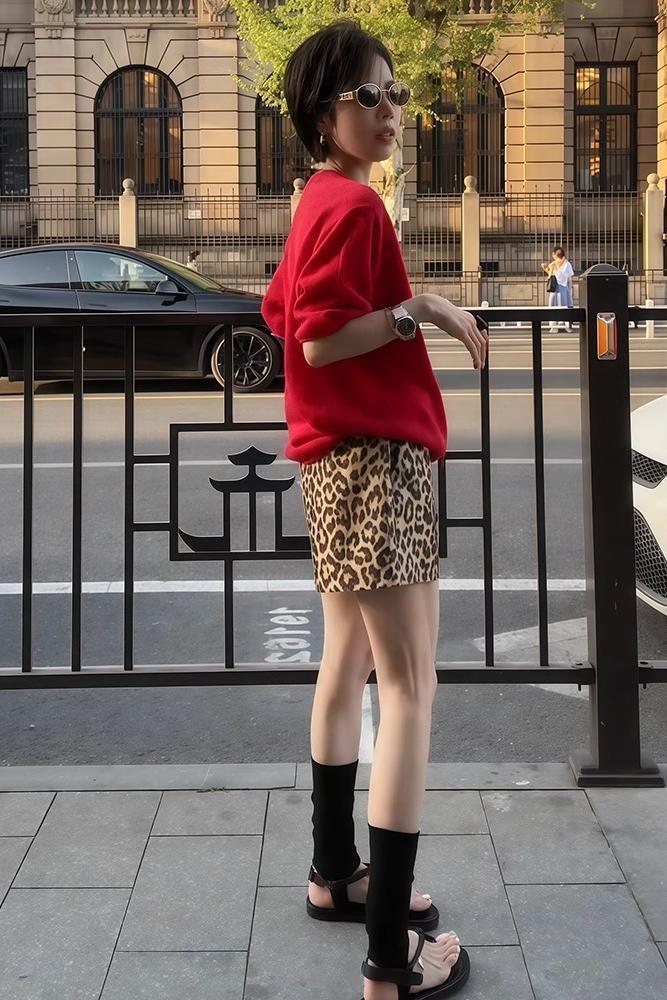 夏季慵懶風套裝｜紅色針織短袖+復古豹紋短褲｜酷帥兩件式｜寬鬆顯瘦設計