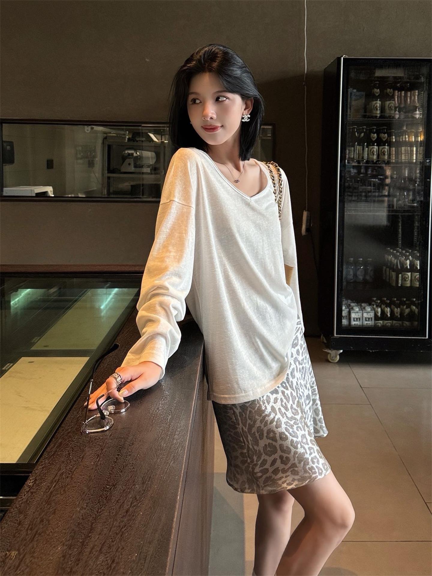 秋季鏤空罩衫套裝｜白色後背鏤空罩衫長袖 | 銀灰色豹紋裙｜顯瘦兩件式