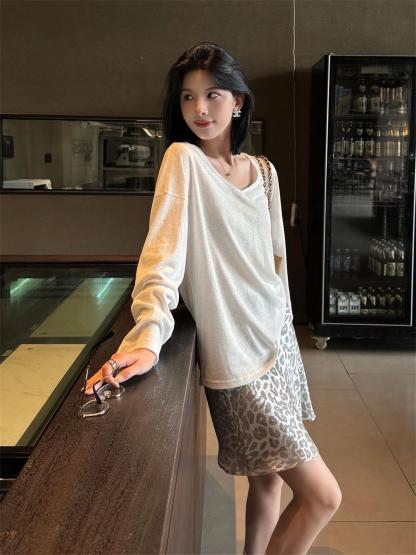 秋季鏤空罩衫套裝｜白色後背鏤空罩衫長袖 | 銀灰色豹紋裙｜顯瘦兩件式