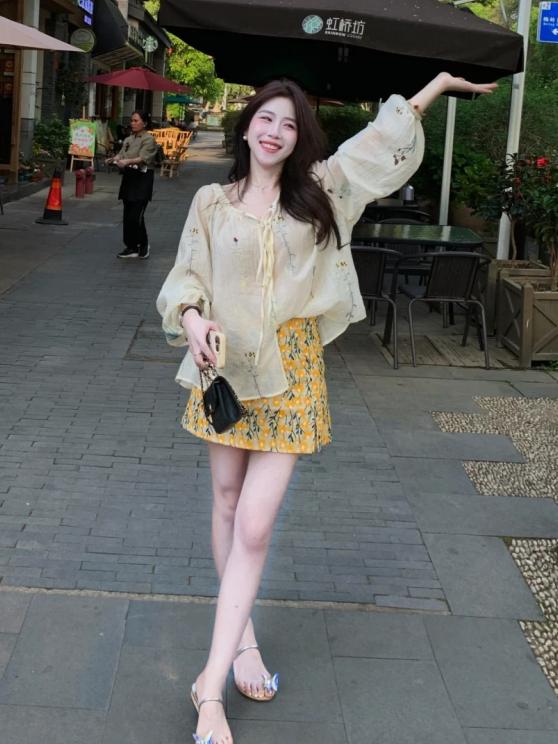 夏秋大碼套裝｜刺繡雪紡上衣+黃色碎花短裙｜顯瘦洋氣兩件式｜微胖友善設計