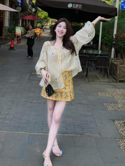 夏秋大碼套裝｜刺繡雪紡上衣+黃色碎花短裙｜顯瘦洋氣兩件式｜微胖友善設計