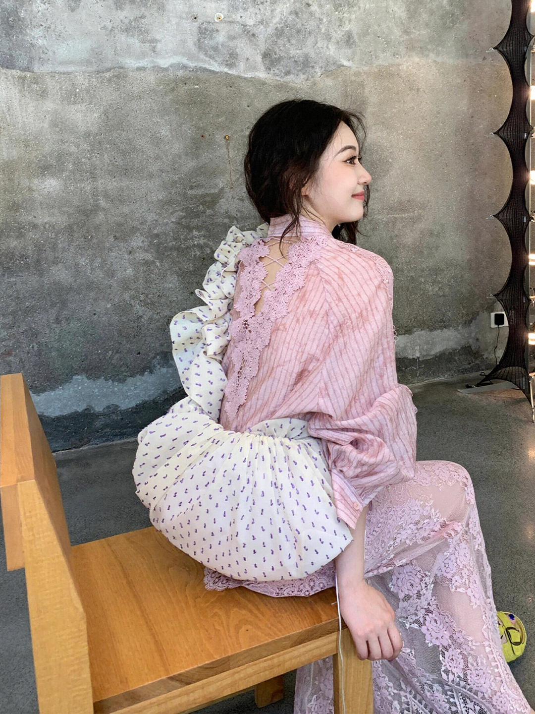 仙氣粉系｜後背鏤空蕾絲拼接襯衫+蕾絲半裙套裝｜重工小眾設計