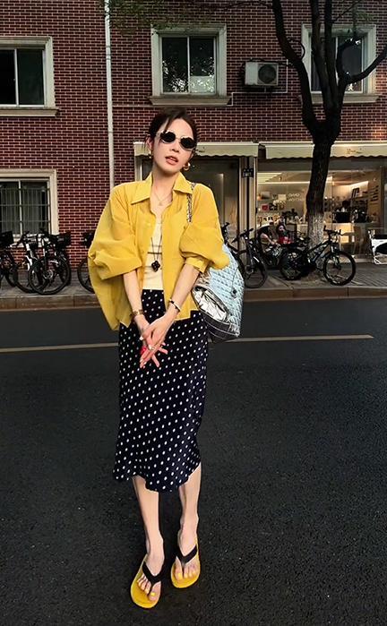 秋季韓系慵懶套裝｜黃色襯衫（附內搭背心）+小花藏藍裙｜設計感顯瘦兩件式