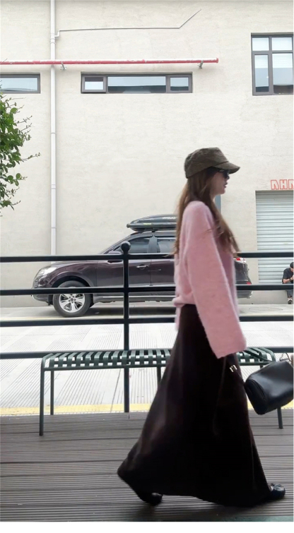 溫柔韓系粉咖套裝 |  深咖半裙 |  粉色圓領寬鬆針織上衣（贈披肩）