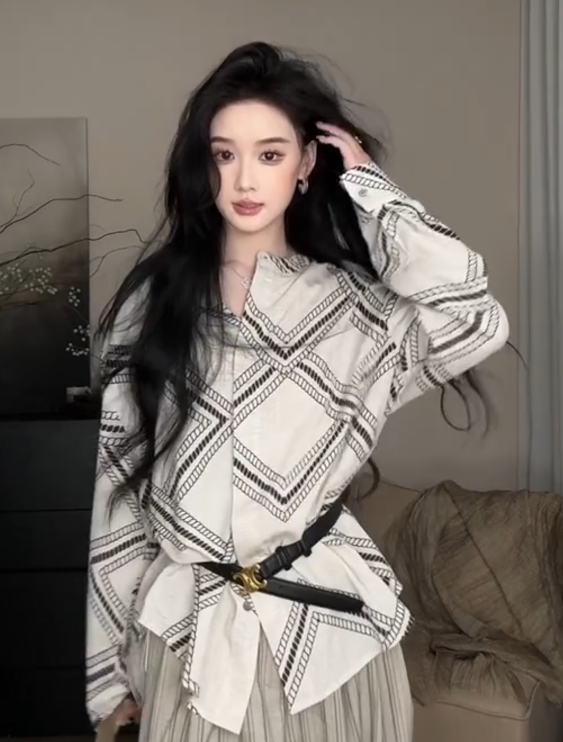 秋季老錢風套裝 | 復古圖騰印花襯衫 + 條紋休閒褲 | 低調奢華兩件套 | 質感通勤穿搭