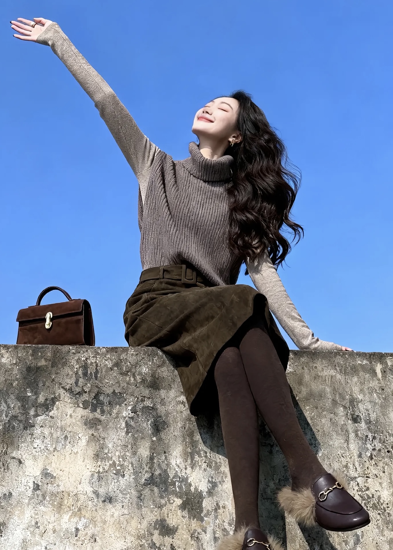 秋冬疊穿時尚套裝｜高領針織衫+打底衫｜咖色半身裙｜氣質通勤內搭組合