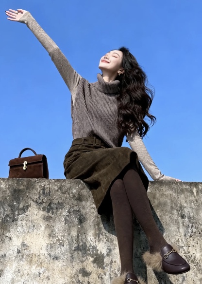 秋冬疊穿時尚套裝｜高領針織衫+打底衫｜咖色半身裙｜氣質通勤內搭組合