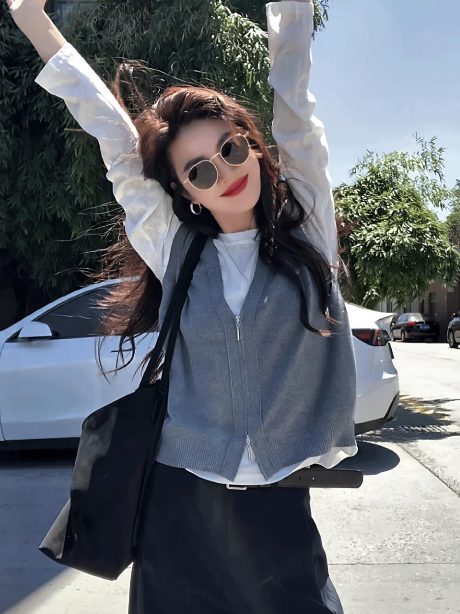 層次感疊穿套裝｜設計感針織馬甲+白色打底衫 | 藏青休閒褲｜極簡質感秋裝