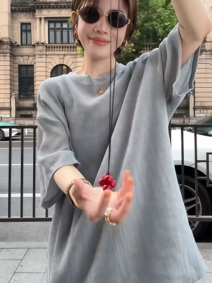 夏季新款灰色系慵懶風套裝｜灰色短T+高腰半身裙｜顯瘦兩件式設計｜簡約時尚穿搭