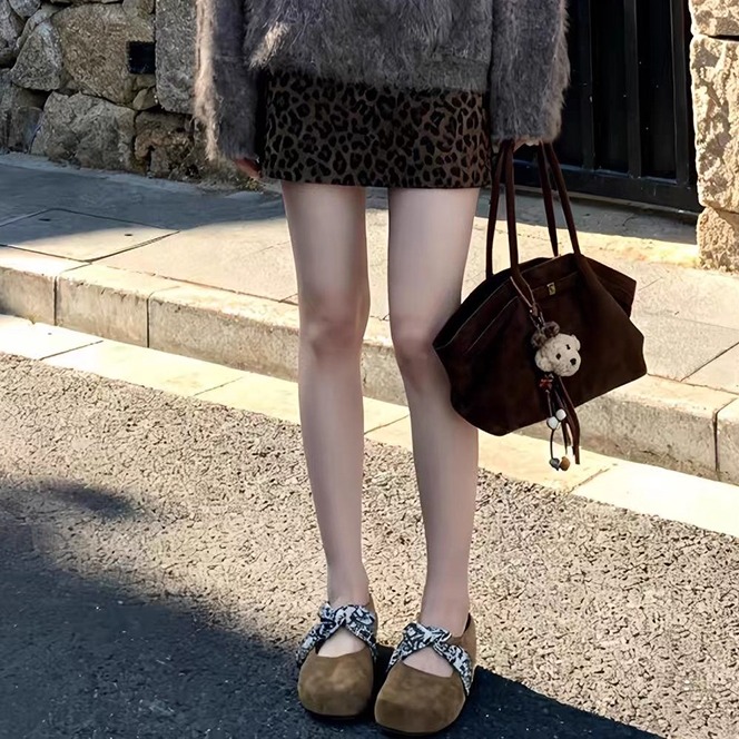 秋冬個性時尚套裝｜毛毛針織衫｜豹紋短裙｜甜酷風約會派對穿搭