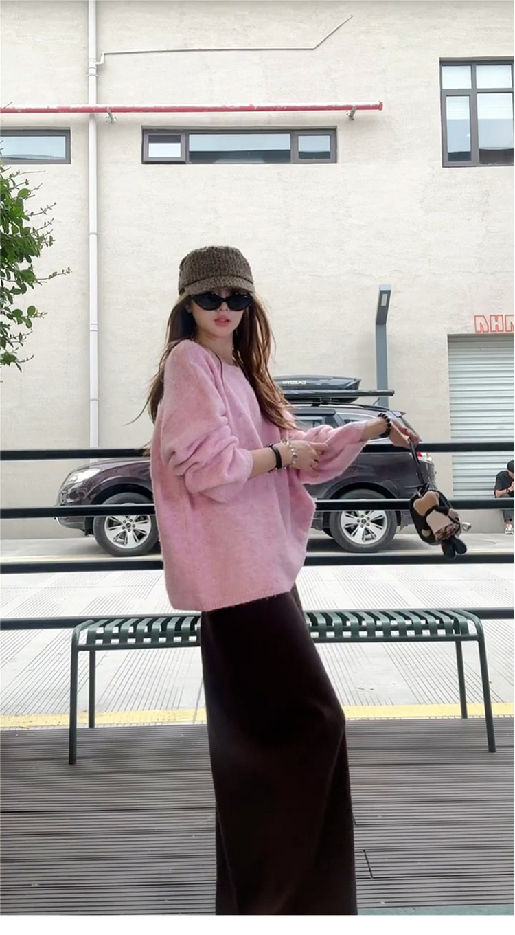 溫柔韓系粉咖套裝 |  深咖半裙 |  粉色圓領寬鬆針織上衣（贈披肩）