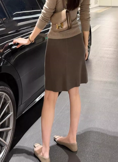 韓系輕熟風氣質套裝｜燕麥色修身彈力針織衫｜包臀顯瘦半身裙｜性感優雅兩件組