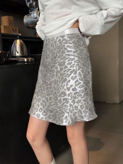 秋季鏤空罩衫套裝｜白色後背鏤空罩衫長袖 | 銀灰色豹紋裙｜顯瘦兩件式