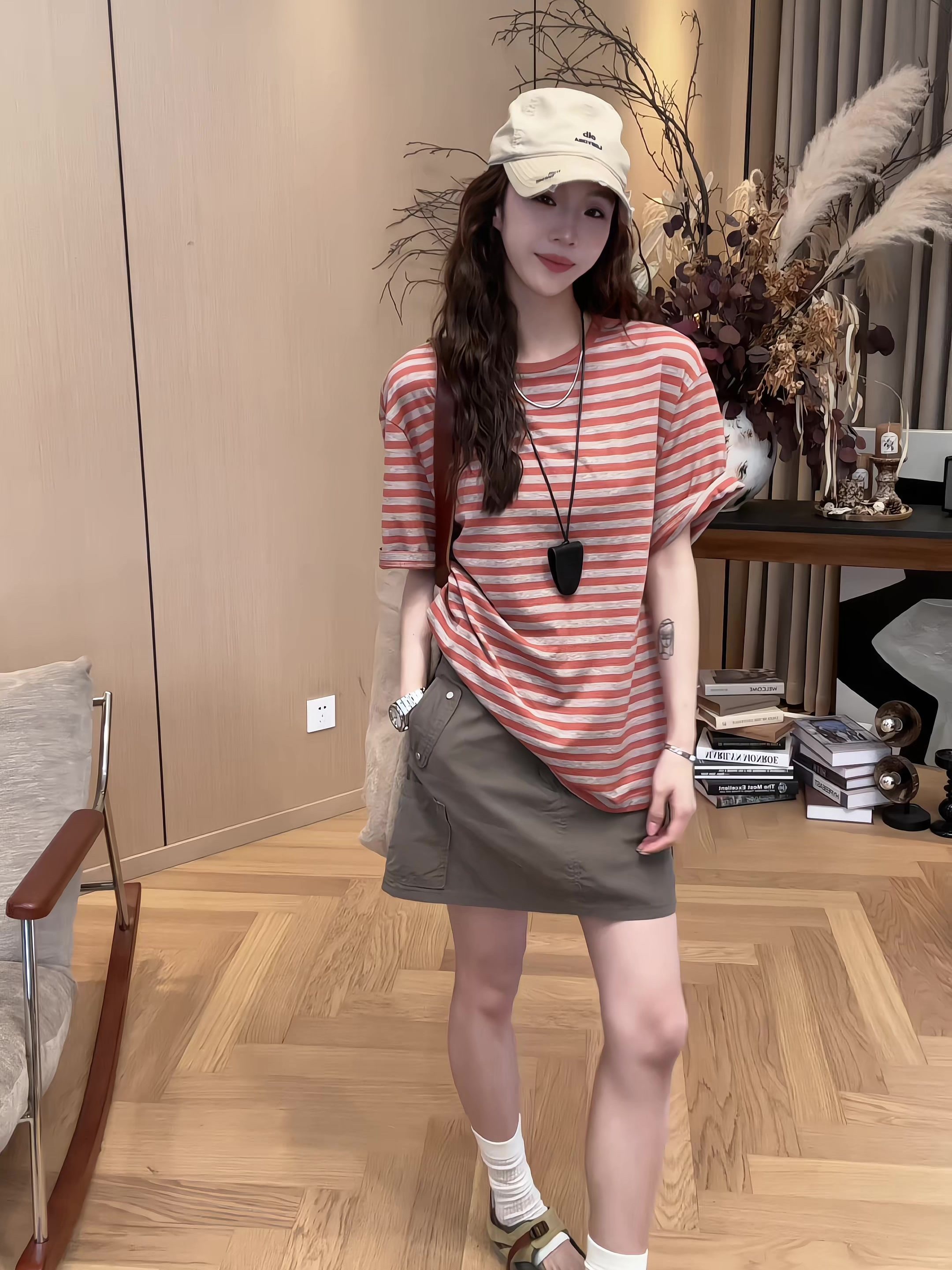 條紋工裝裙兩件套 ｜ 橘紅相間橫條紋圓領短袖T恤 ｜ 灰綠色工裝剪裁半身短裙