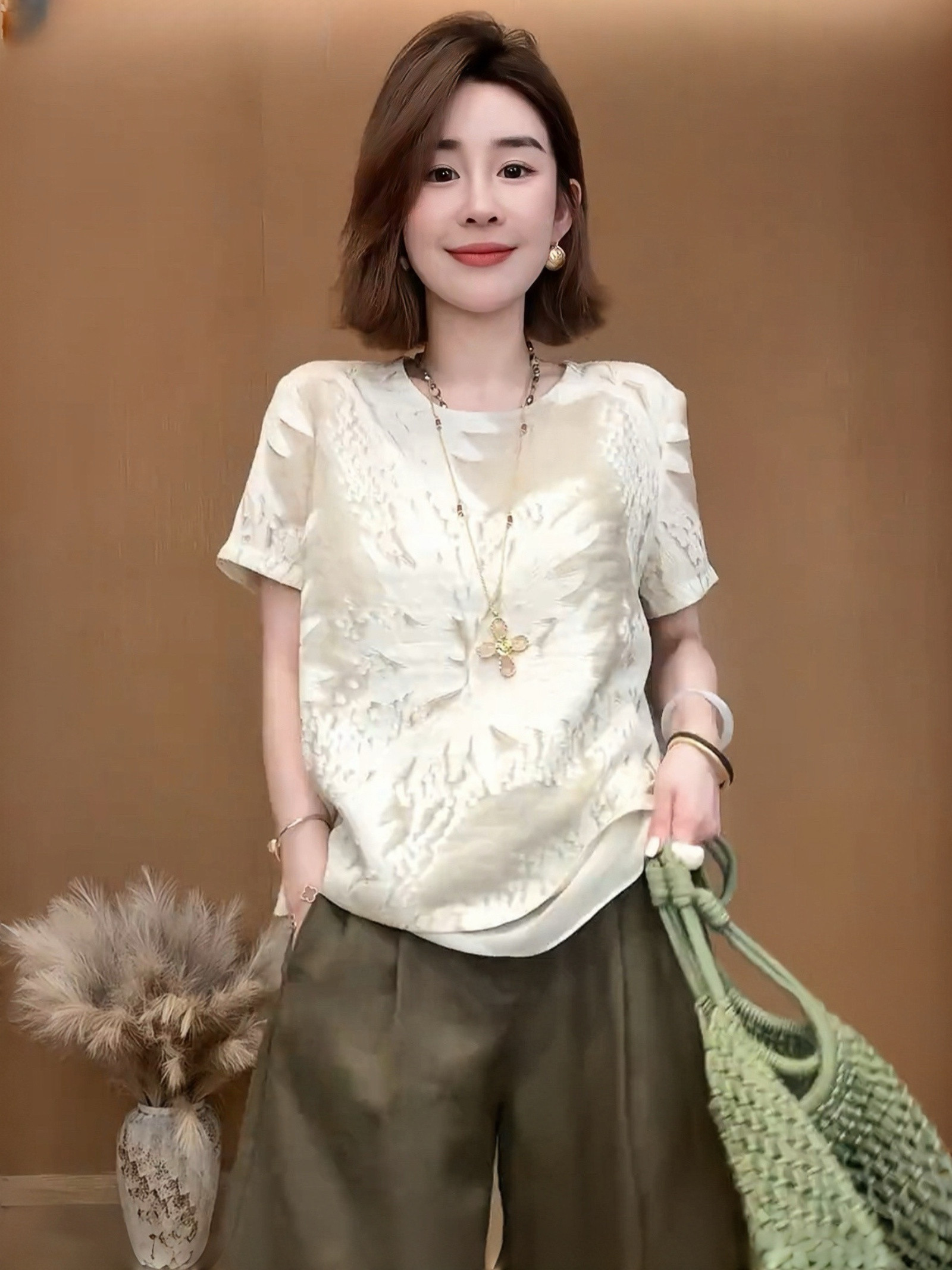 氣質休閒套裝｜米杏提花雙層下擺圓領T恤｜橄欖綠壓褶拼接九分寬褲