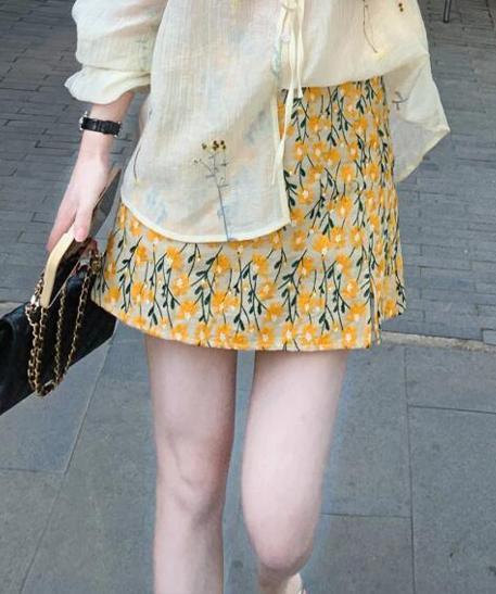 夏秋大碼套裝｜刺繡雪紡上衣+黃色碎花短裙｜顯瘦洋氣兩件式｜微胖友善設計
