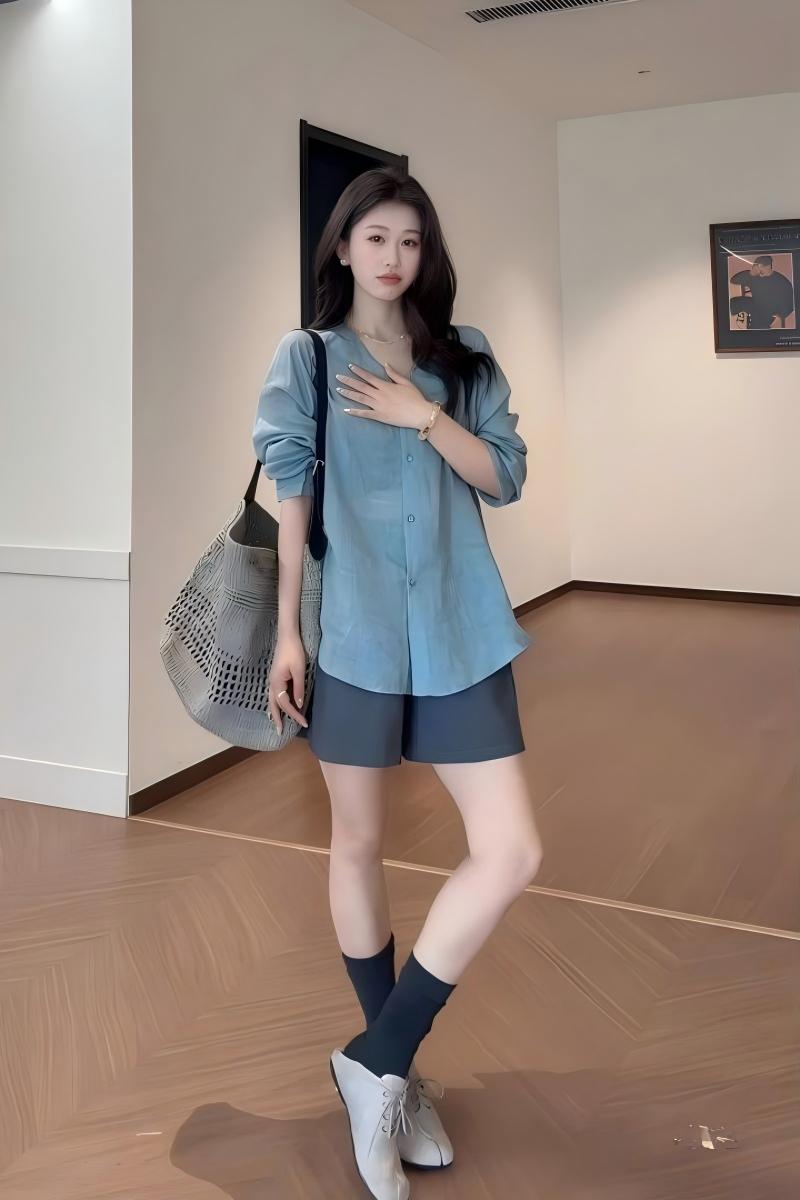 夏季慵懶顯瘦減齡套裝｜藍色薄款寬鬆襯衫｜灰色高腰闊腿短褲