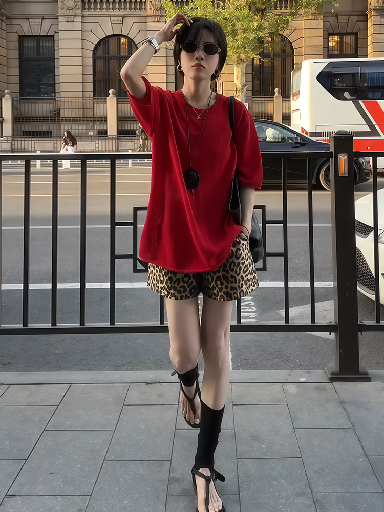 夏季慵懶風套裝｜紅色針織短袖+復古豹紋短褲｜酷帥兩件式｜寬鬆顯瘦設計