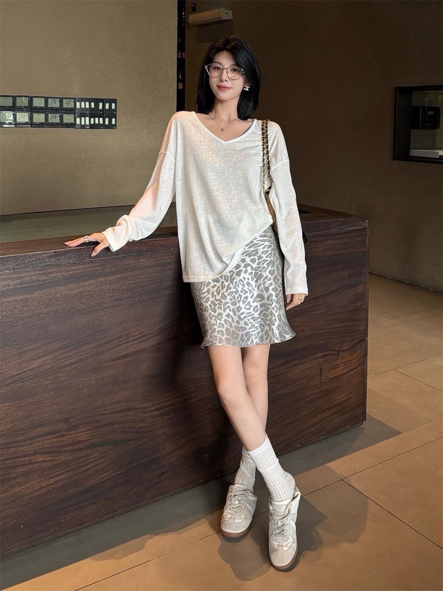秋季鏤空罩衫套裝｜白色後背鏤空罩衫長袖 | 銀灰色豹紋裙｜顯瘦兩件式