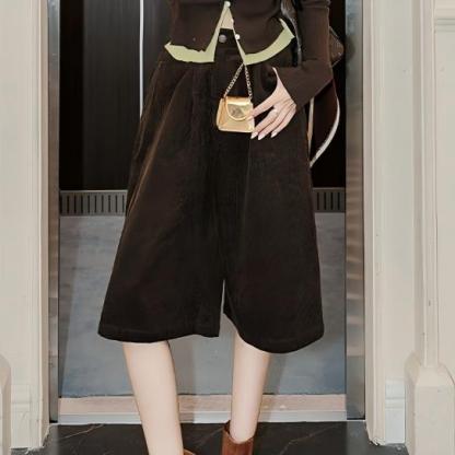 2025秋裝套裝 | 慵懶感咖色針織衫 | 燈芯絨七分褲 | 氣質咖色休閒套組 | 鬆弛感高級時尚