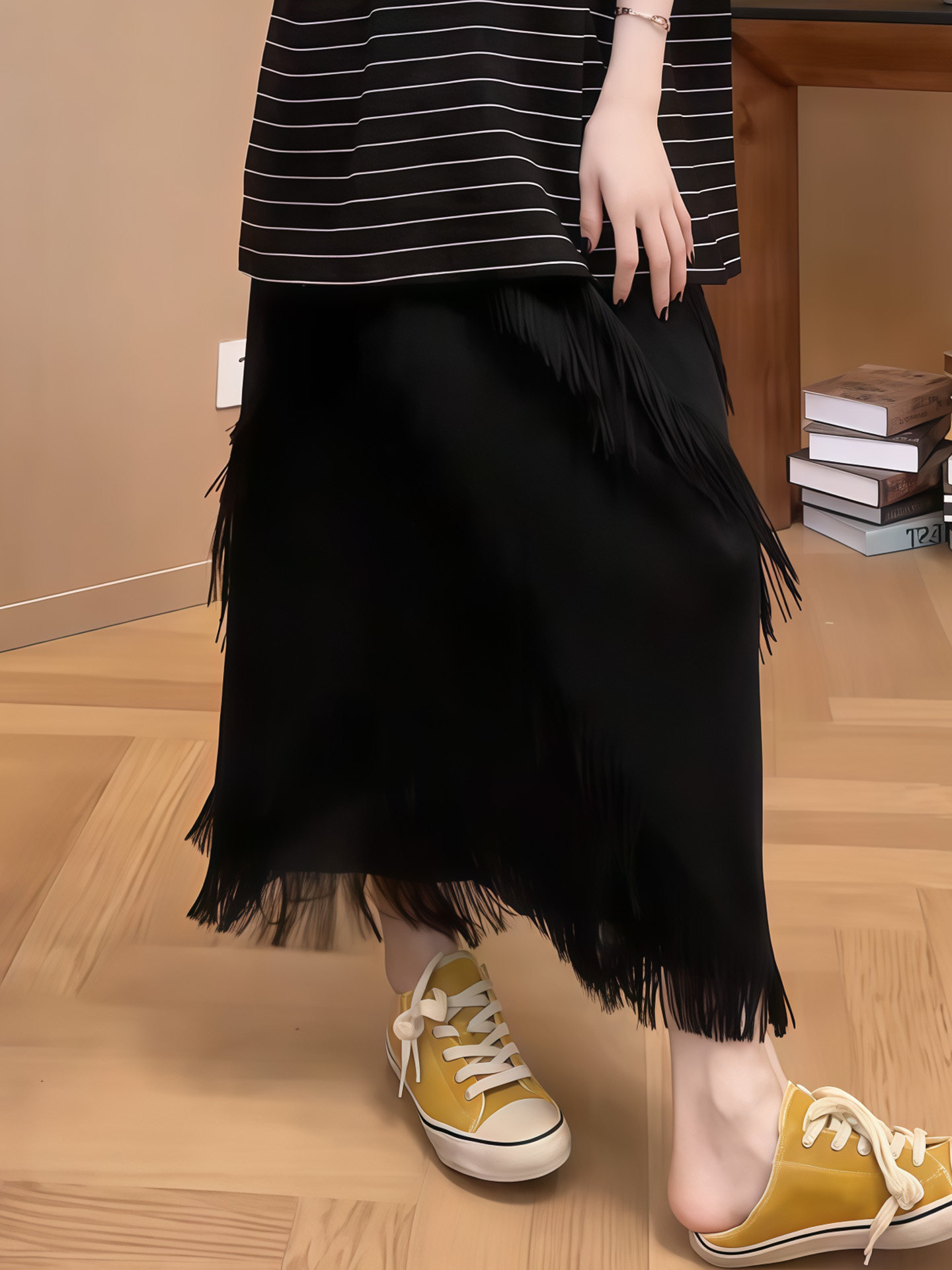 慵懶休閒風套裝｜黑白條紋寬鬆短袖 T｜黑色流蘇垂墜半身裙