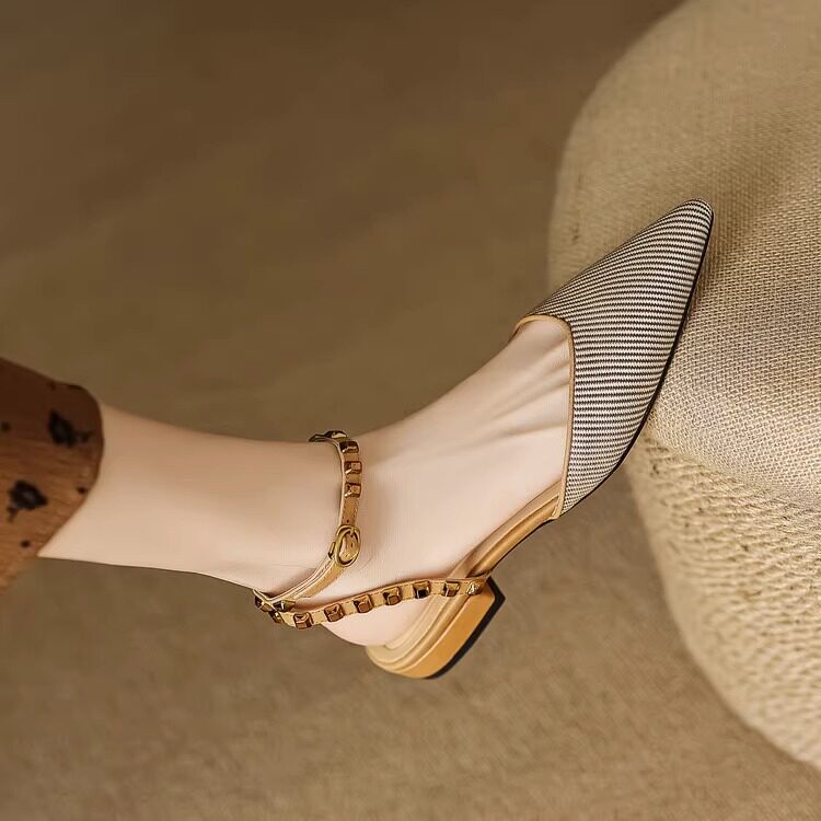 法式復古鉚釘包頭涼鞋 | 尖頭一字帶後空平底單鞋 | 黑 / 焦糖雙色