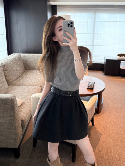 早秋小香風套裝｜灰色半袖針織衫 | 黑色小花苞短裙｜高級感兩件式