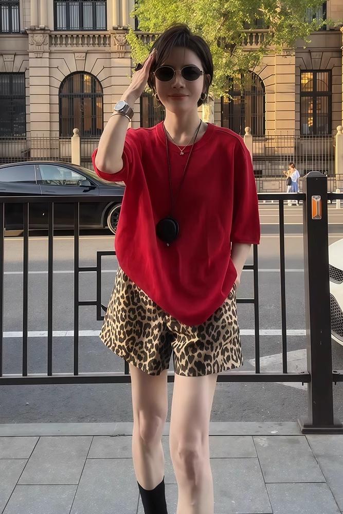 夏季慵懶風套裝｜紅色針織短袖+復古豹紋短褲｜酷帥兩件式｜寬鬆顯瘦設計