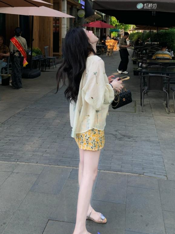 夏秋大碼套裝｜刺繡雪紡上衣+黃色碎花短裙｜顯瘦洋氣兩件式｜微胖友善設計