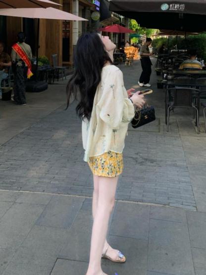 夏秋大碼套裝｜刺繡雪紡上衣+黃色碎花短裙｜顯瘦洋氣兩件式｜微胖友善設計