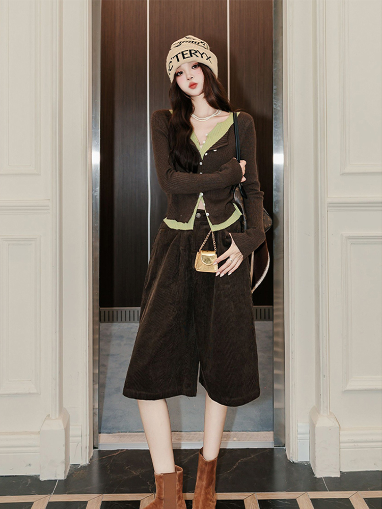 2025秋裝套裝 | 慵懶感咖色針織衫 | 燈芯絨七分褲 | 氣質咖色休閒套組 | 鬆弛感高級時尚