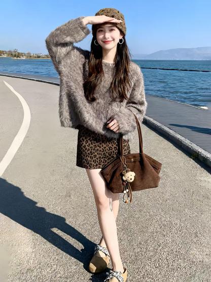 秋冬個性時尚套裝｜毛毛針織衫｜豹紋短裙｜甜酷風約會派對穿搭