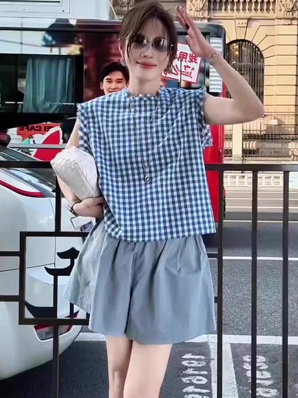 夏季藍白格紋套裝｜撞色無袖背心+純色寬鬆闊腿褲｜復古毛邊設計｜兩件式穿搭