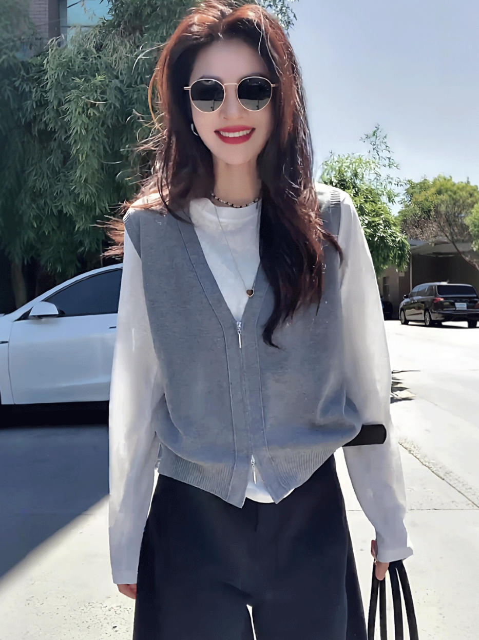 層次感疊穿套裝｜設計感針織馬甲+白色打底衫 | 藏青休閒褲｜極簡質感秋裝