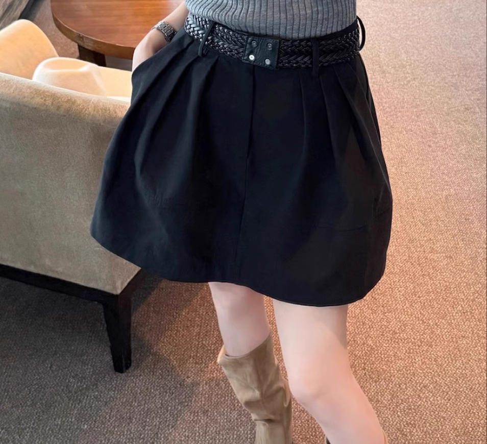 早秋小香風套裝｜灰色半袖針織衫 | 黑色小花苞短裙｜高級感兩件式