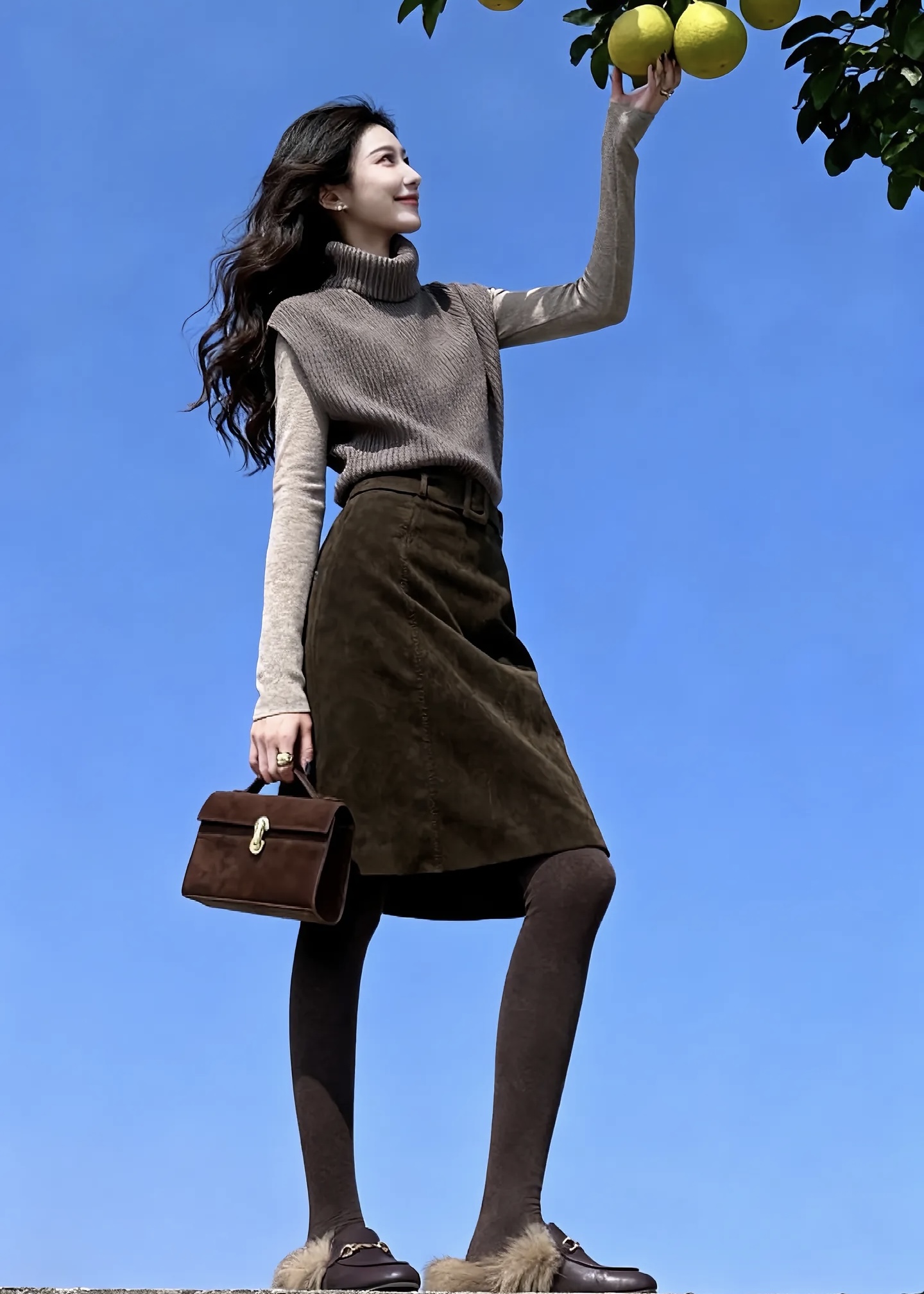秋冬疊穿時尚套裝｜高領針織衫+打底衫｜咖色半身裙｜氣質通勤內搭組合