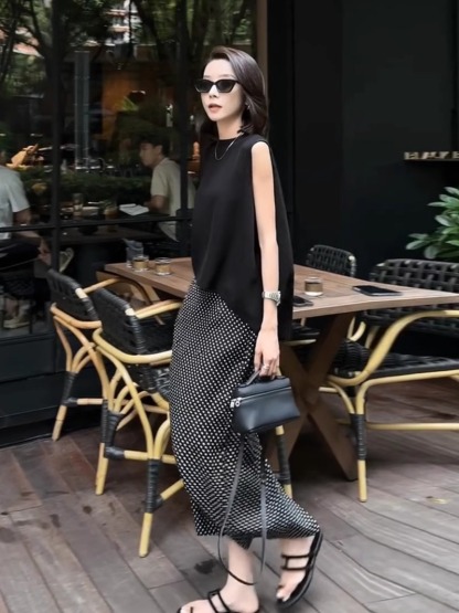 不規則下擺 黑色无袖上衣  開叉波點半鬆緊半裙  鹽系輕熟套裝