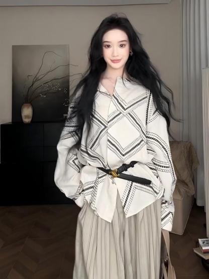 秋季老錢風套裝 | 復古圖騰印花襯衫 + 條紋休閒褲 | 低調奢華兩件套 | 質感通勤穿搭