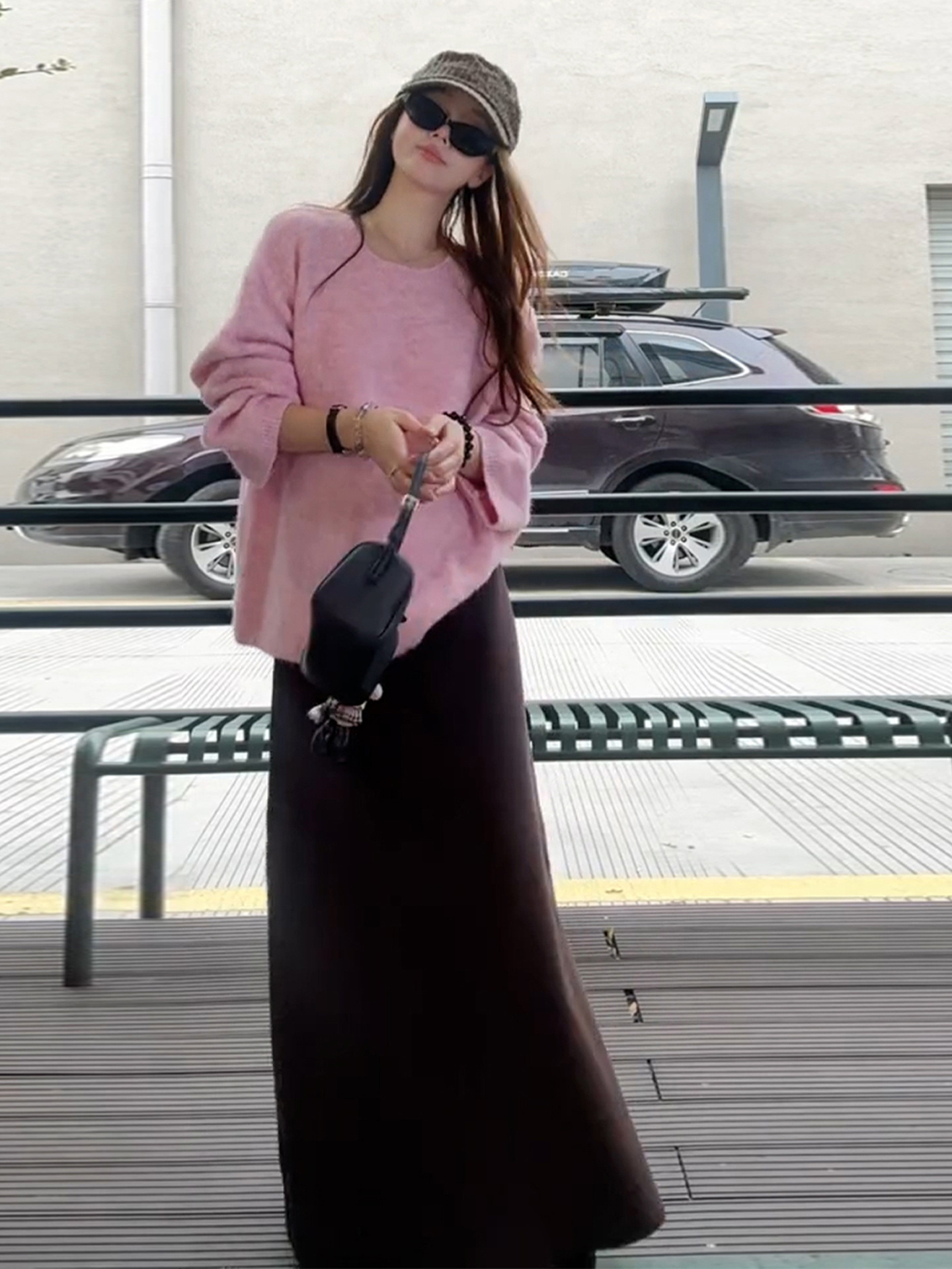 溫柔韓系粉咖套裝 |  深咖半裙 |  粉色圓領寬鬆針織上衣（贈披肩）