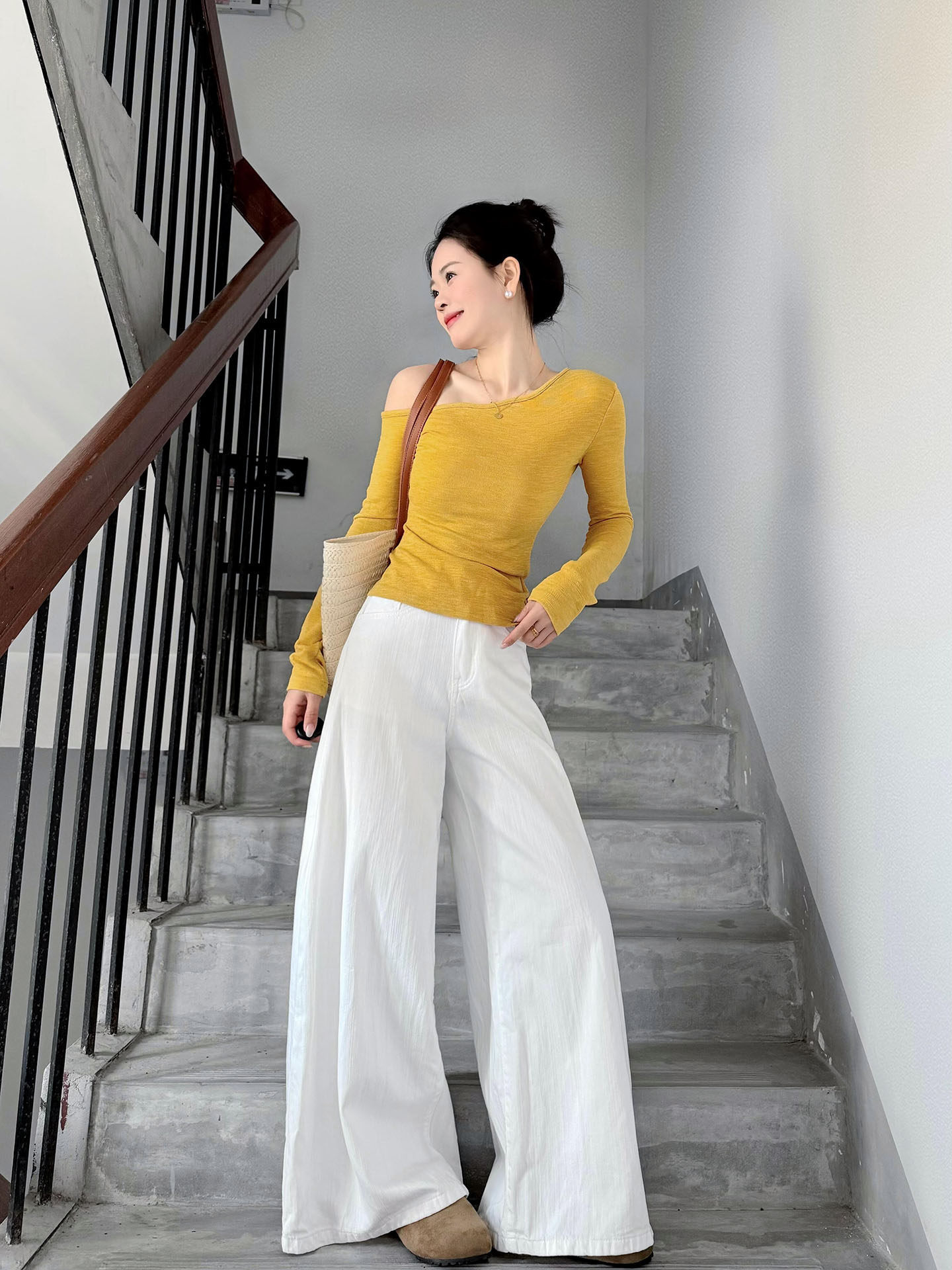 純欲辣妹風一整套｜斜領露肩檸檬黃上衣｜高腰白色寬褲｜休閒顯瘦兩件套