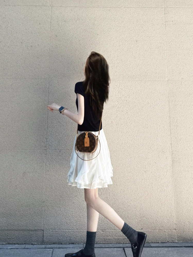 黑色修身短袖半高領針織上衣 |  飄逸荷葉邊A字短裙