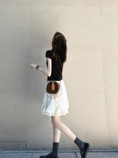 黑色修身短袖半高領針織上衣 |  飄逸荷葉邊A字短裙