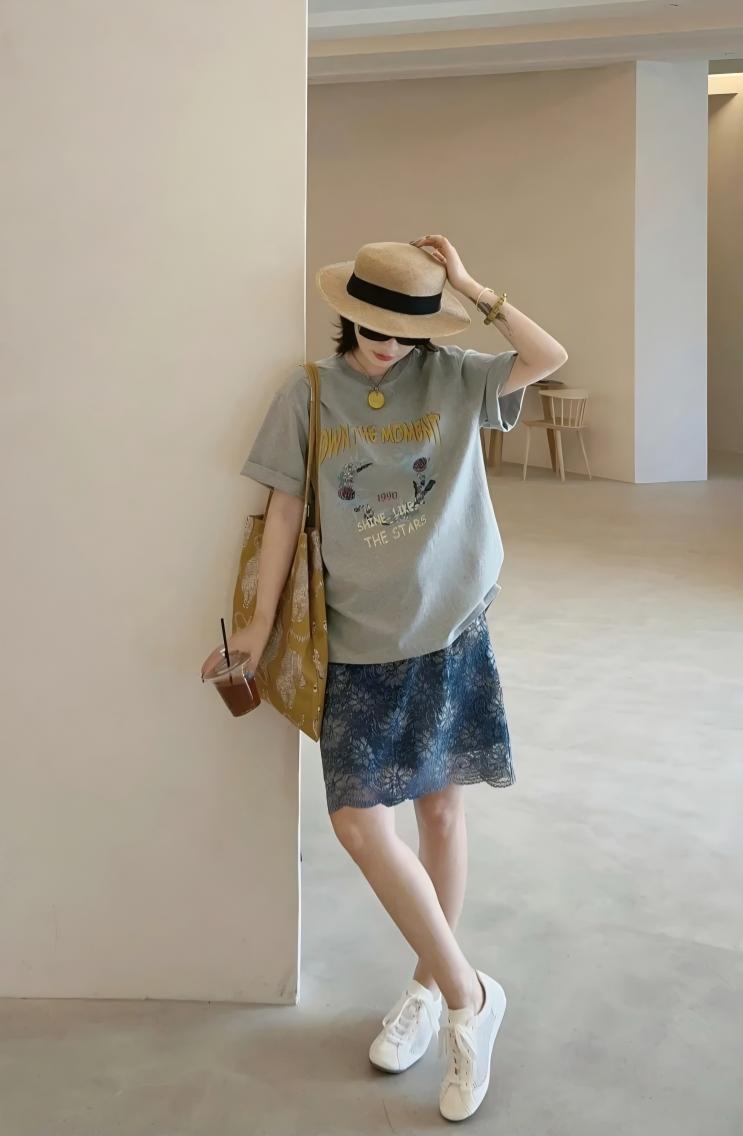 【預售】高級感減齡套裝｜寬鬆印花短袖T恤｜鏤空雕花蕾絲半身裙｜休閒日常約會兩件套