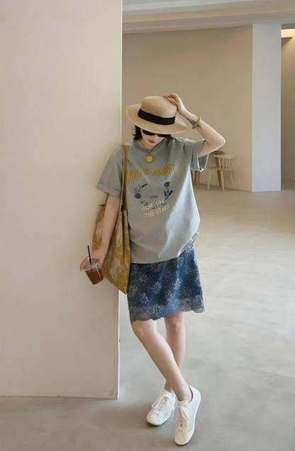 【預售】高級感減齡套裝｜寬鬆印花短袖T恤｜鏤空雕花蕾絲半身裙｜休閒日常約會兩件套