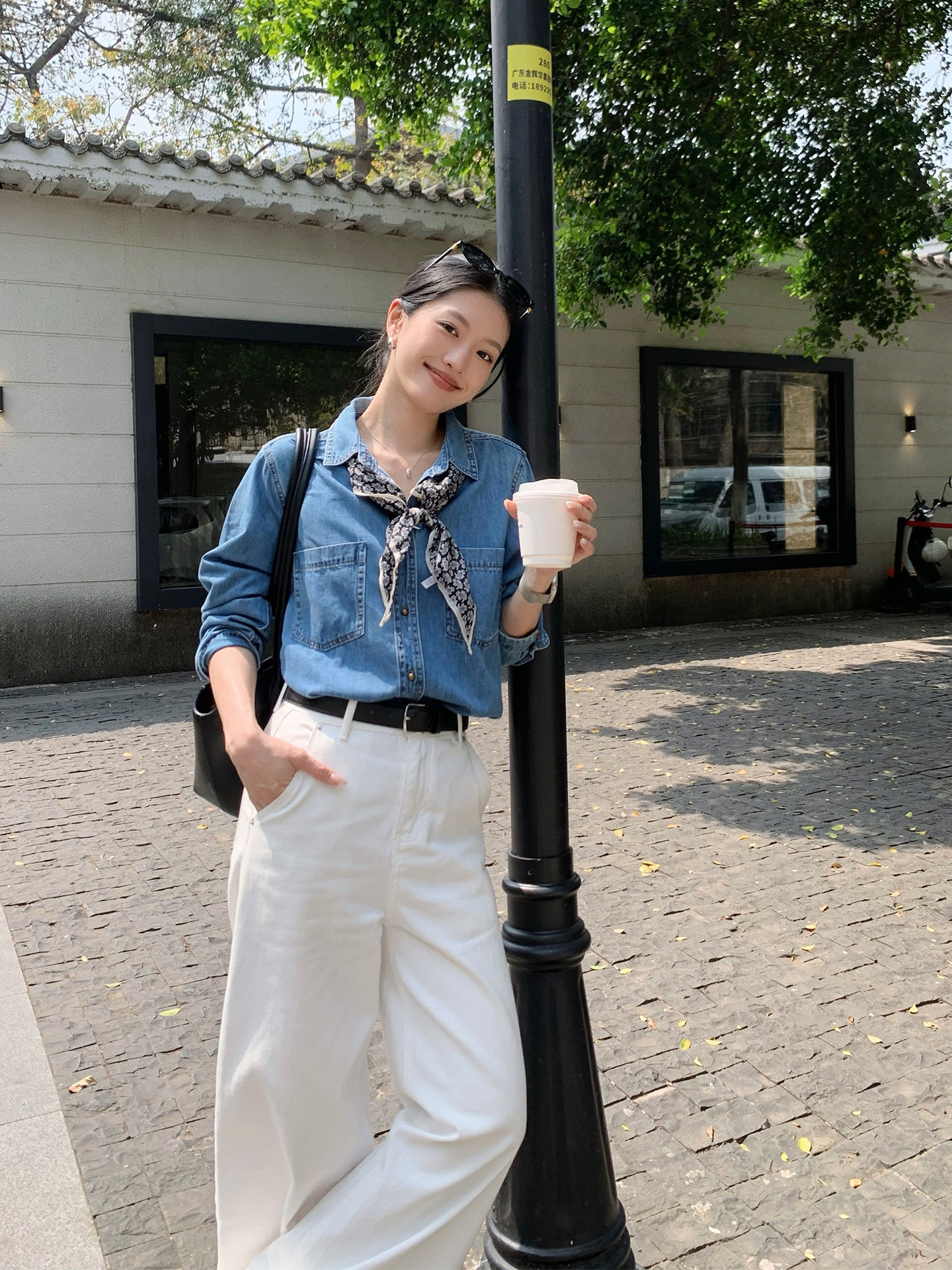 休閒牛仔套裝 |  藍色牛仔上衣 |  白色闊腿牛仔褲