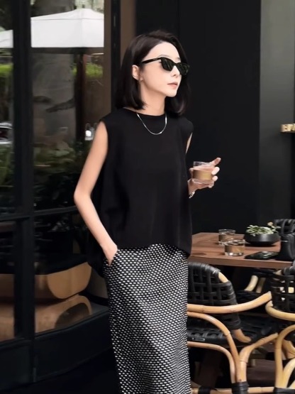 不規則下擺 黑色无袖上衣  開叉波點半鬆緊半裙  鹽系輕熟套裝