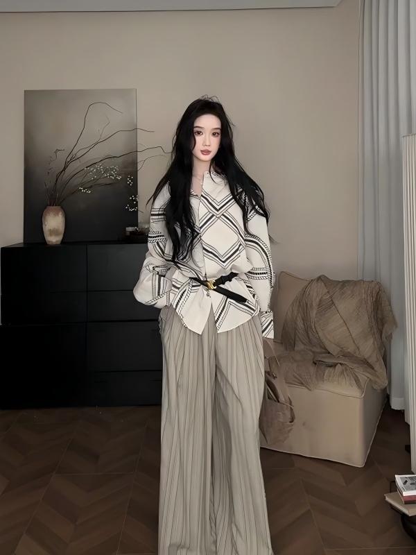 秋季老錢風套裝 | 復古圖騰印花襯衫 + 條紋休閒褲 | 低調奢華兩件套 | 質感通勤穿搭