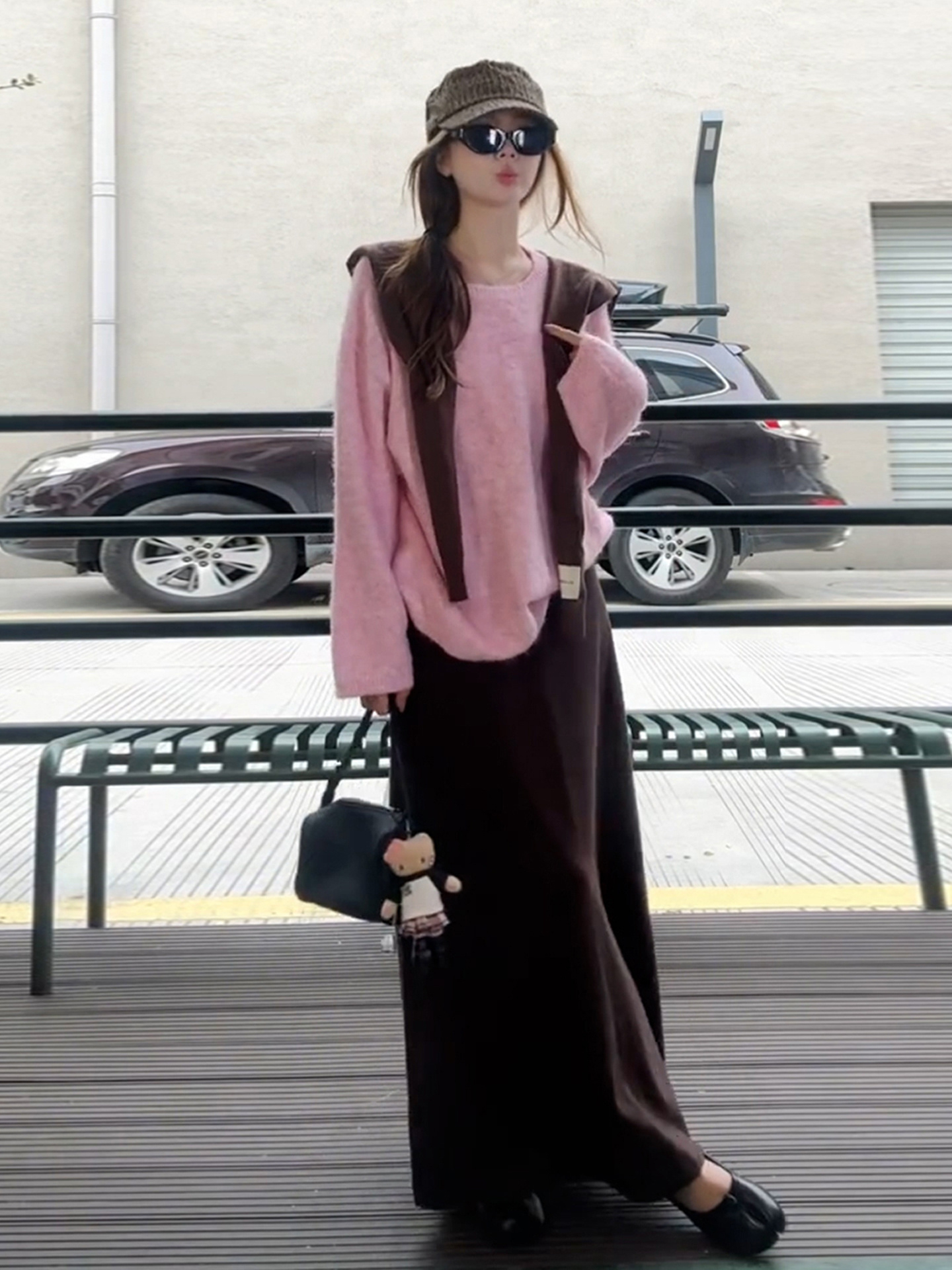 溫柔韓系粉咖套裝 |  深咖半裙 |  粉色圓領寬鬆針織上衣（贈披肩）
