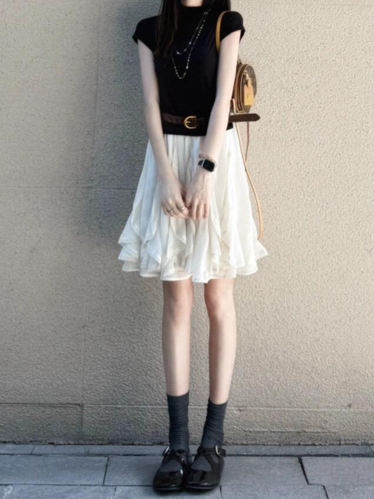 黑色修身短袖半高領針織上衣 |  飄逸荷葉邊A字短裙