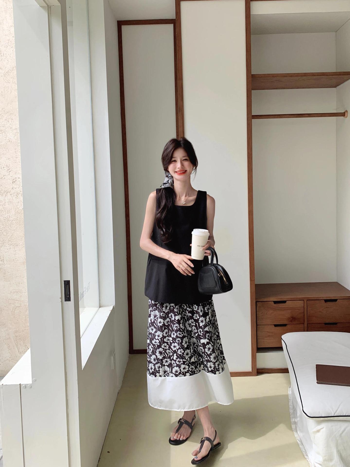 韓系氣質套組 | 黑色無袖上衣 + 碎花半裙